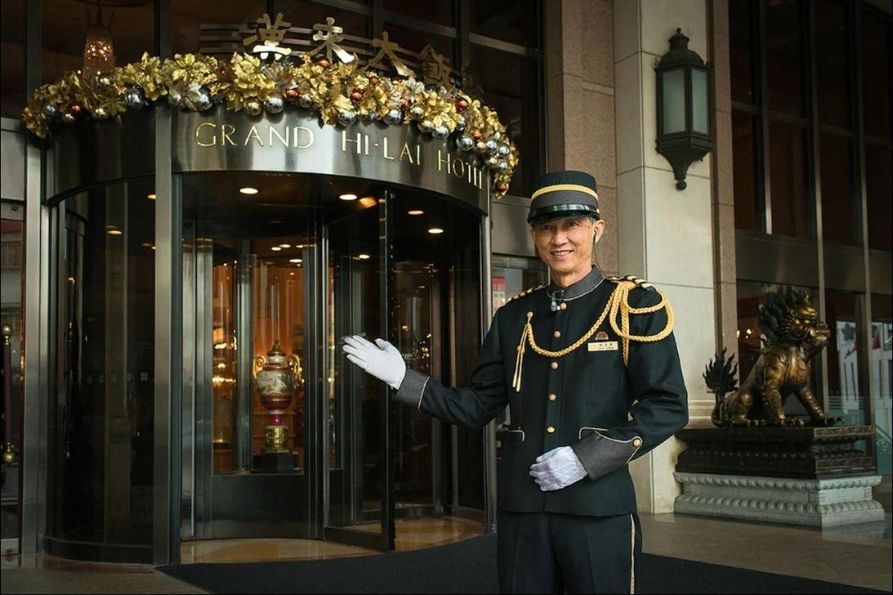 Grand Hi Lai Hotel Kaohsiung Exterior foto A doorman at the entrance of the St. Regis New York