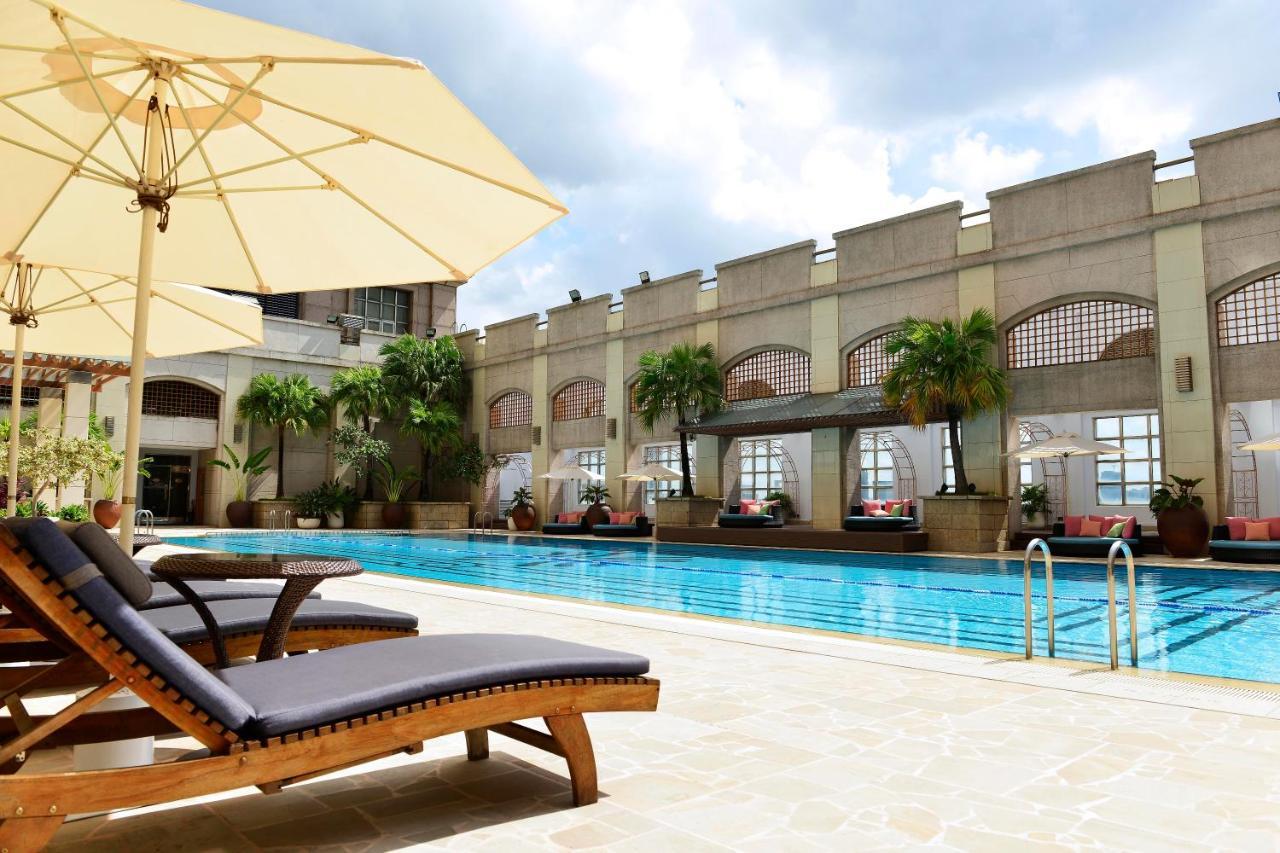 Grand Hi Lai Hotel Kaohsiung Exterior foto The swimming pool at the hotel