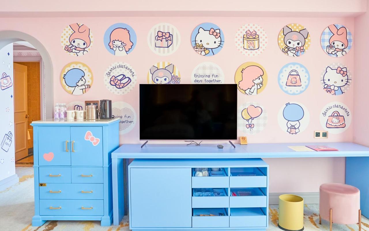 Grand Hi Lai Hotel Kaohsiung Exterior foto Sanrio characters on a wall