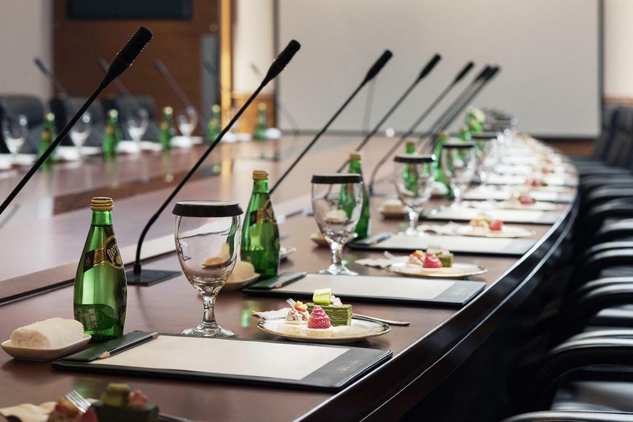Grand Hi Lai Hotel Kaohsiung Exterior foto A conference table with microphones